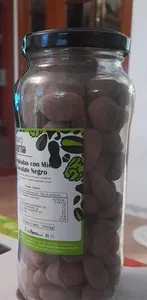 Almendras garrapiñadas con miel cubiertas de chocolate negro