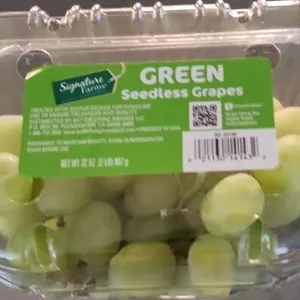 Green seedless grapes