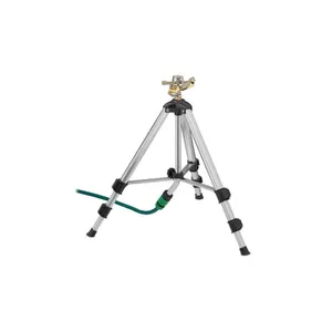 Grå sprinkler med metallstativ