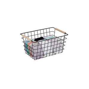 Trådkorg med trähandtag