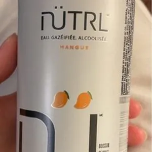 Eau gazifiée. Alcoolisée. Mangue