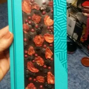 Chocolate negro con fresas y arándanos