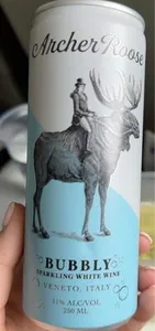 Bubbly sparkling white wine