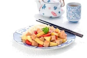 Poulet aux ananas avec riz et légumes