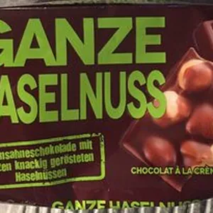 Ganze Haselnuss