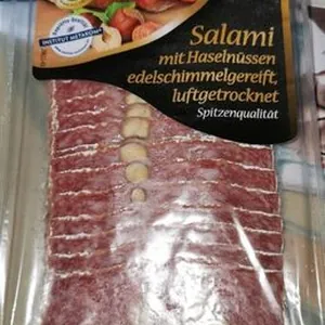 Salami mit Haselnüssen
