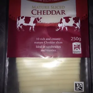 Ser cheddar w plastrach