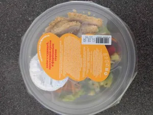 Салат с курицей, хрустящим луком и фирменным соусом