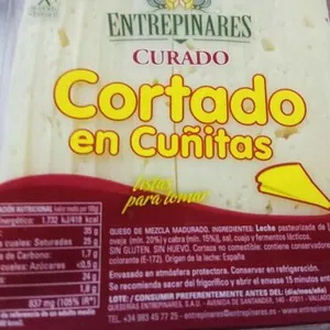 Queso curado cortado en cuñitas