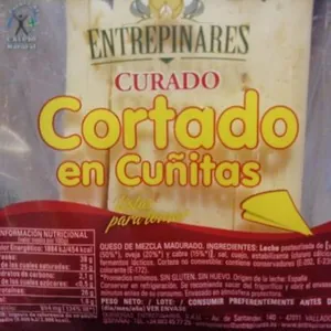 Queso curado cortado en cuñitas