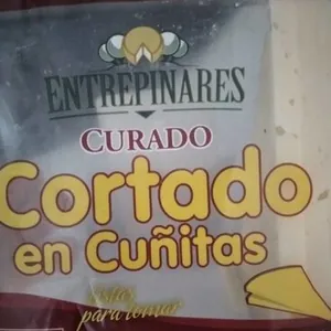 Queso curado cortado en cuñitas