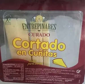 Queso curado cortado en cuñitas