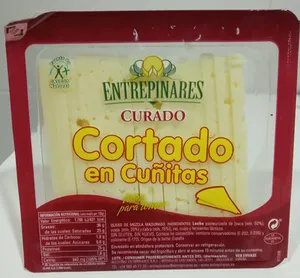 Queso curado cortado