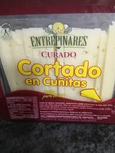 Queso curado cortado en cuñitas