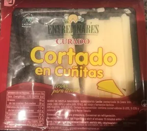queso curado cortado en cuñitas