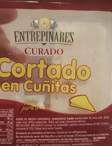 Queso curado cortado en cuñitas
