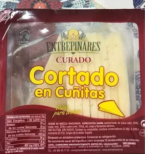 Queso curado cortado en cuñitas