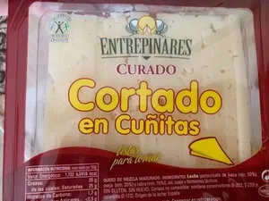 Queso curado cortado en cuñitas