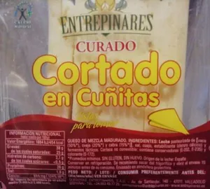 Queso curado cortado en cuñitas