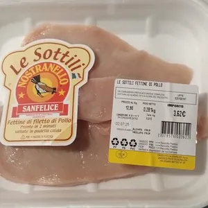 Le sottili fettine di pollo