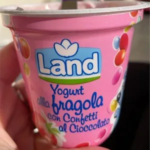 Yogurt alla fragola con confetti al cioccolato