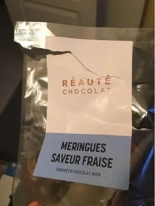 Meringues Saveur Fraise Enrobées de Chocolat Noir