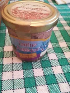 Terrine rustique à la base de viande fraiche