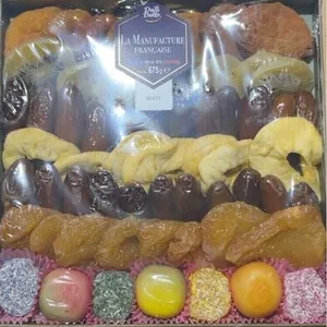 Assortiment de fruits séchés, de fruits séchés sucrés, de confiseries et de confiseries aromatisées.