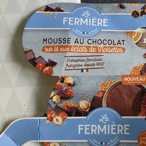 Mousse au chocolat sur lit aux éclats de noisettes