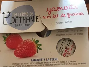 Yaourts sur lit de fraises