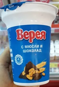 Кисело мляко с мюсли и шоколад