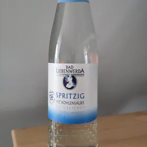 Natürliches Mineralwasser mit Kohlensäure versetzt