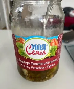 Eingelegte Tomaten und Gurken