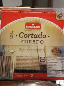 Queso curado cortado