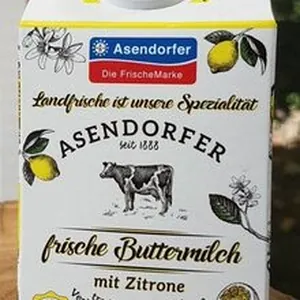 Frische Buttermilch mit Zitrone