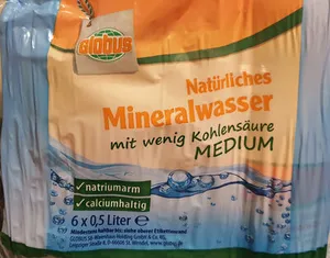 Natürliches Mineralwasser mit wenig Kohlensäure Medium