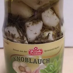 Knoblauch in Pflanzenöl mit Kräutern
