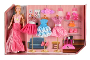 Docka med accessoarer och kläder