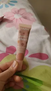 El rubor líquido Check to Check de Ruby Rose