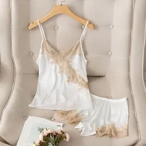 BEYIII2 3st Pyjamasset Lounge Wear Helslips Spets Bröllop Badrock Shorts Kostym Sexiga Kvinnliga Sovkläder Sommar Satin Pijamas Hemkläder M