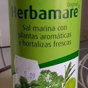 Sal marina con plantas aromáticas y hortalizas frescas