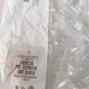 Focaccia mit Tomaten und Oliven