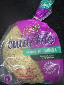 Arepa de maíz con queso y granos de quinoa