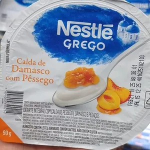 Iogurte grego com calda de damasco com pêssego