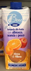 Bevanda alla frutta con albicocca, arancia e pesca