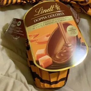 Uovo ciocclato al latte ripieno al caramello