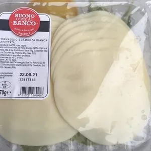 Formaggio scamorza bianca affettata