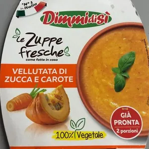 Le zuppe fresche vellutata di zucca e carote