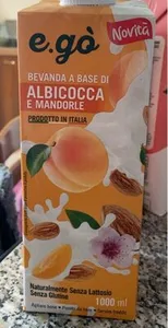 Bevanda a base di albicocca e mandorle