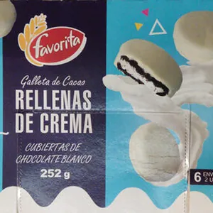 Galleta de cacao rellena de crema cubierta de chocolate blanco